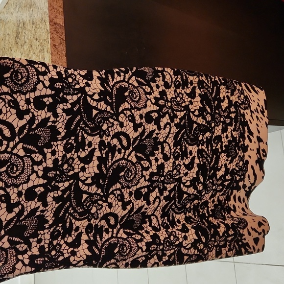 St. John knit (you'll never find another at this price) fabulous Size 8 B&W - Picture 3 of 3